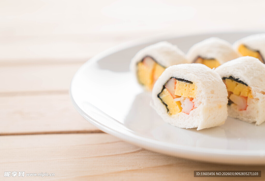 美味寿司卷摆于白盘上