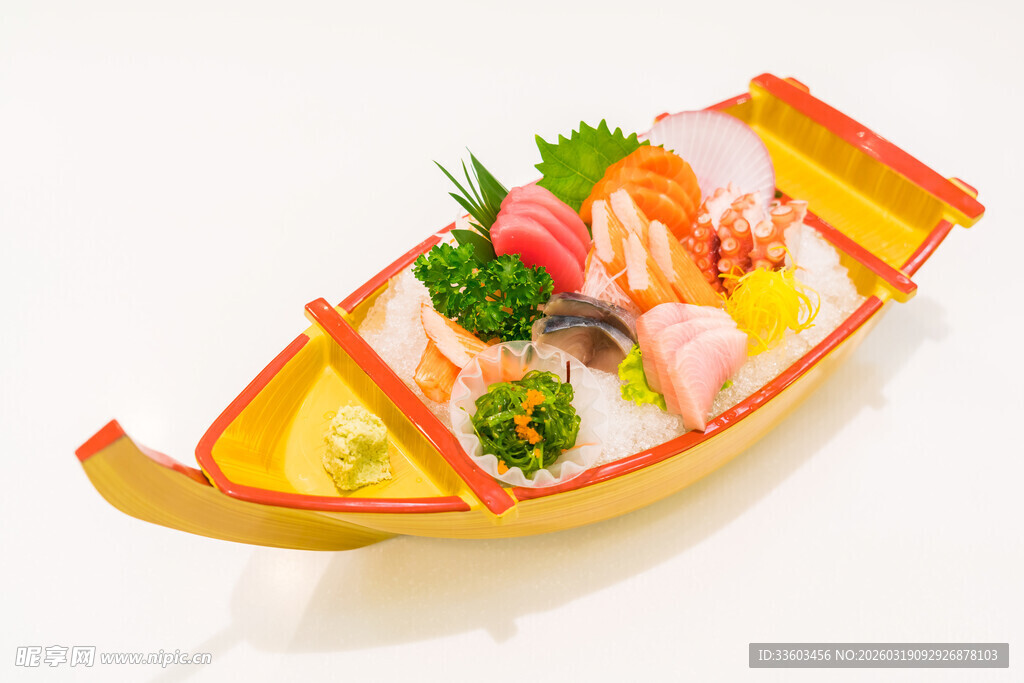 精致小船造型的多彩寿司