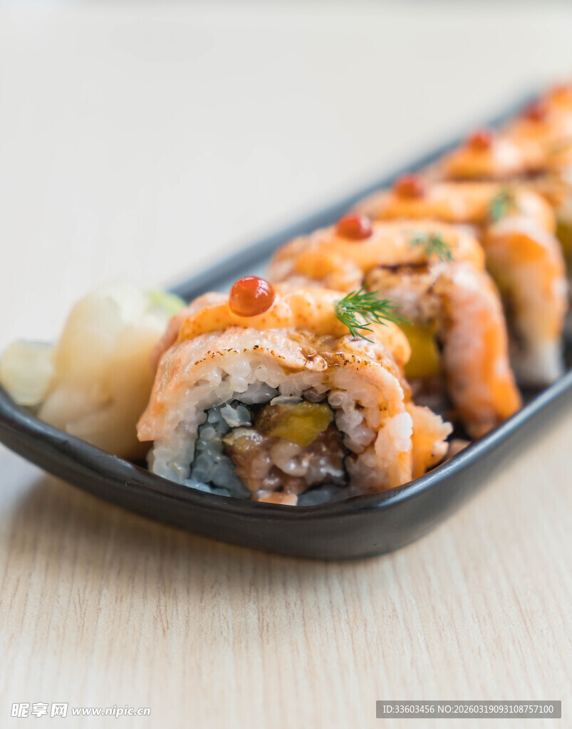 美味寿司卷摆放在盘中