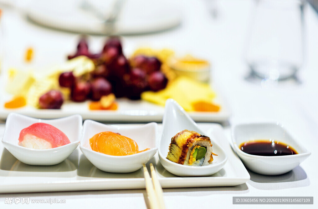 精致摆盘的多样美味小食