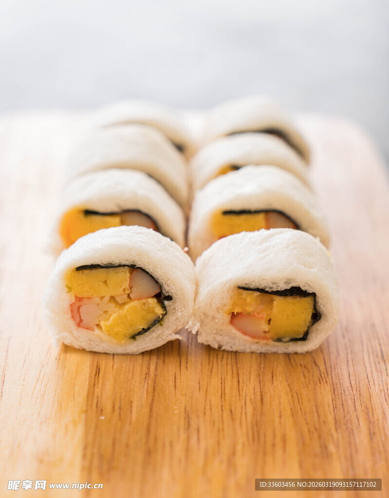 美味寿司卷整齐摆放在木桌