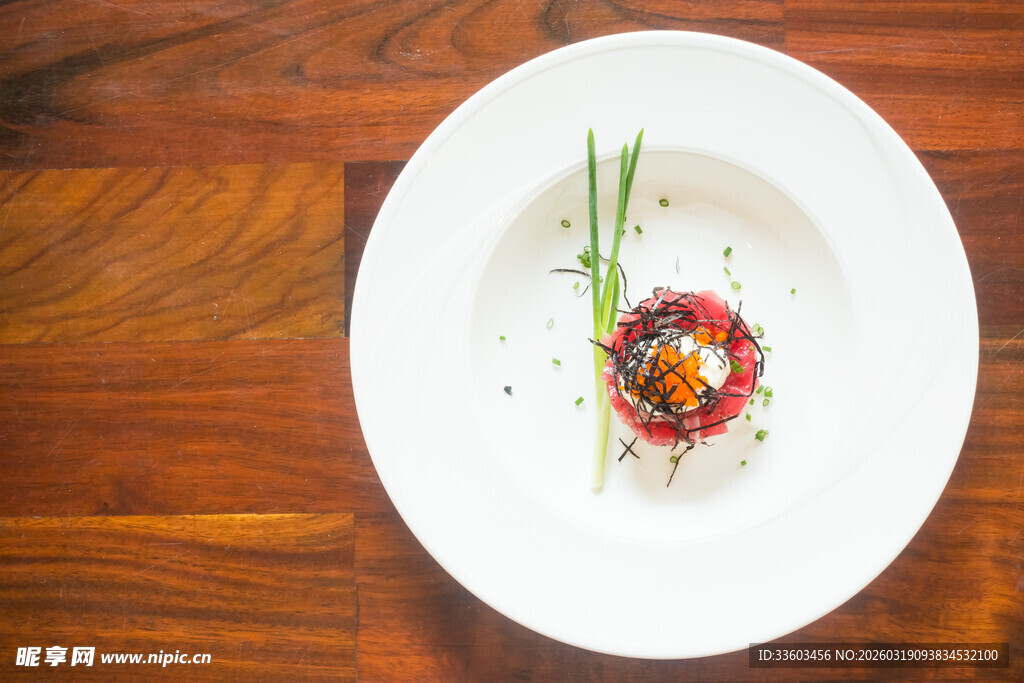 精致摆盘的美味寿司料理