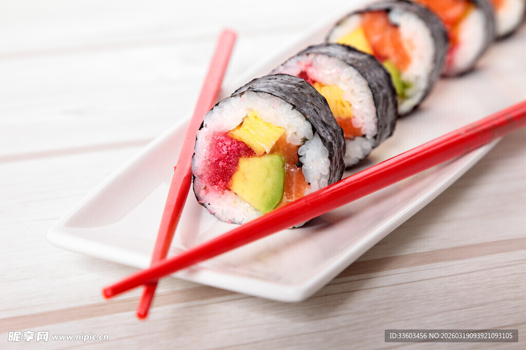 美味寿司配红筷