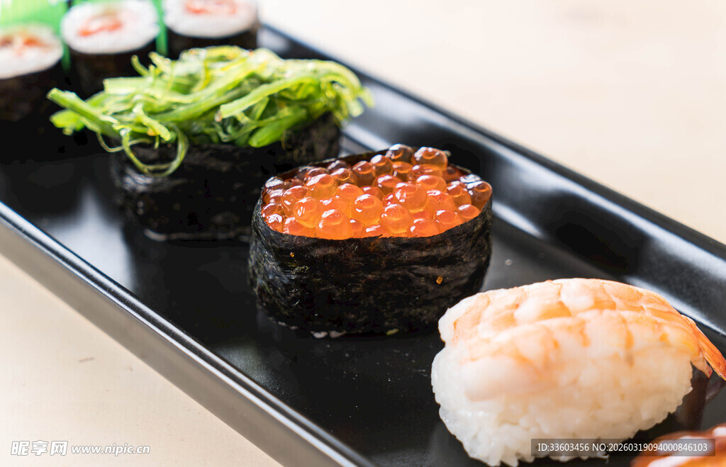 多样寿司拼盘展示