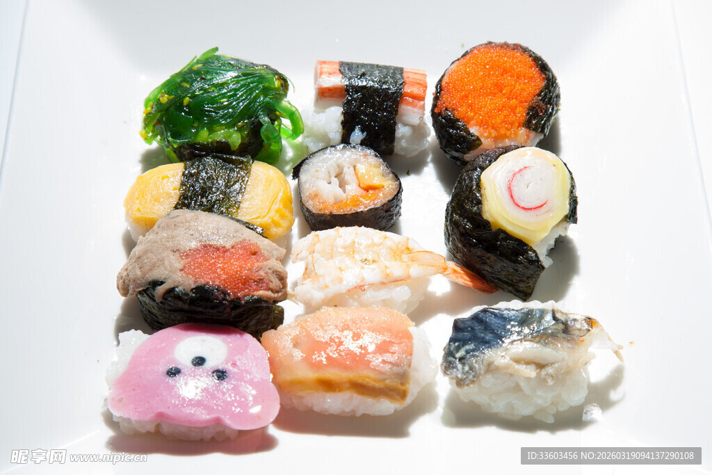 可爱玩偶与多样寿司组合