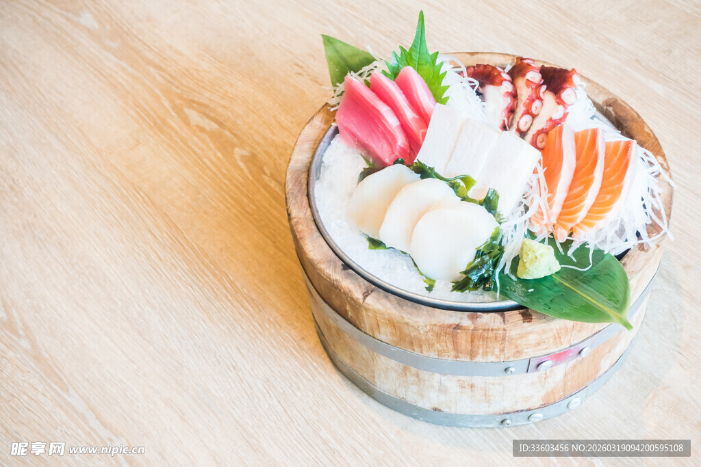 木桶装的多彩新鲜水果拼盘