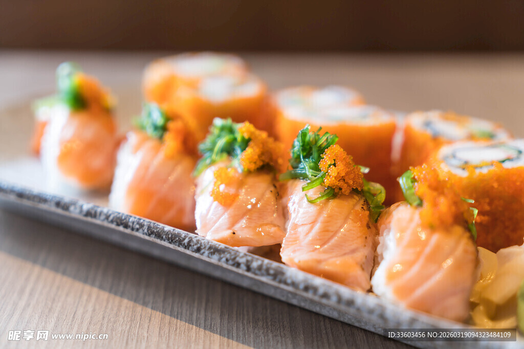 美味三文鱼寿司拼盘