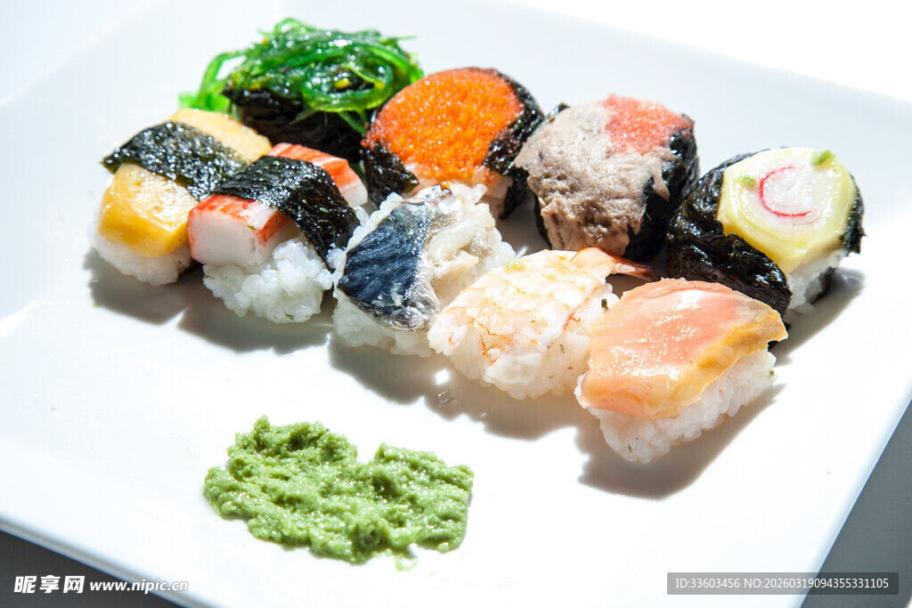 多样寿司拼盘展示