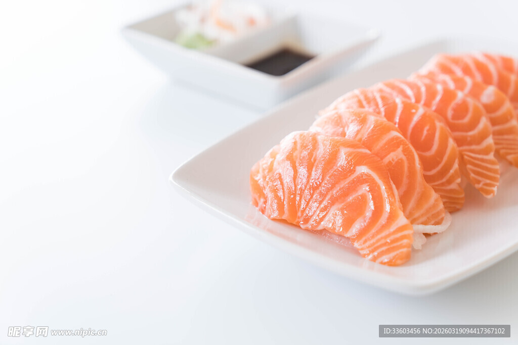 新鲜三文鱼刺身