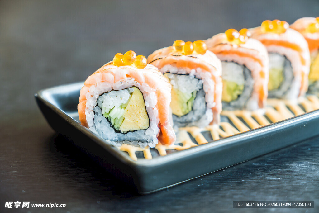 美味寿司卷整齐摆放在盘