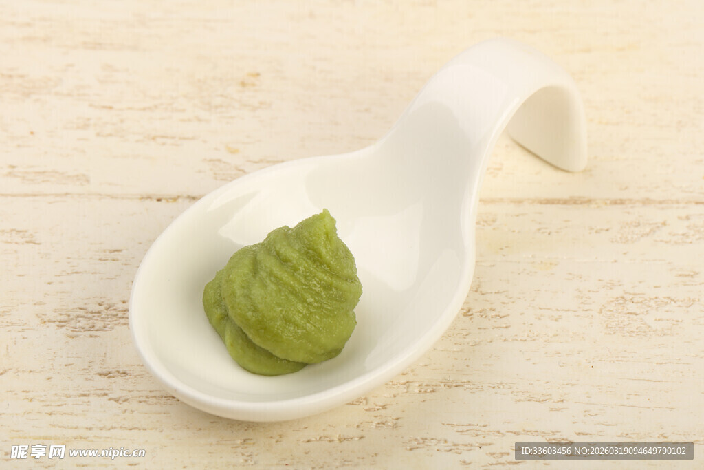 白色小勺中的抹茶膏