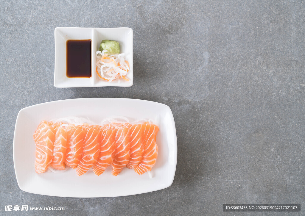 新鲜三文鱼刺身摆盘