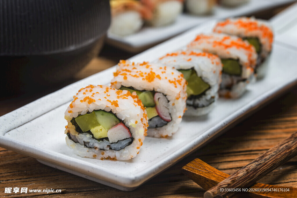 美味寿司卷摆放在白色盘上