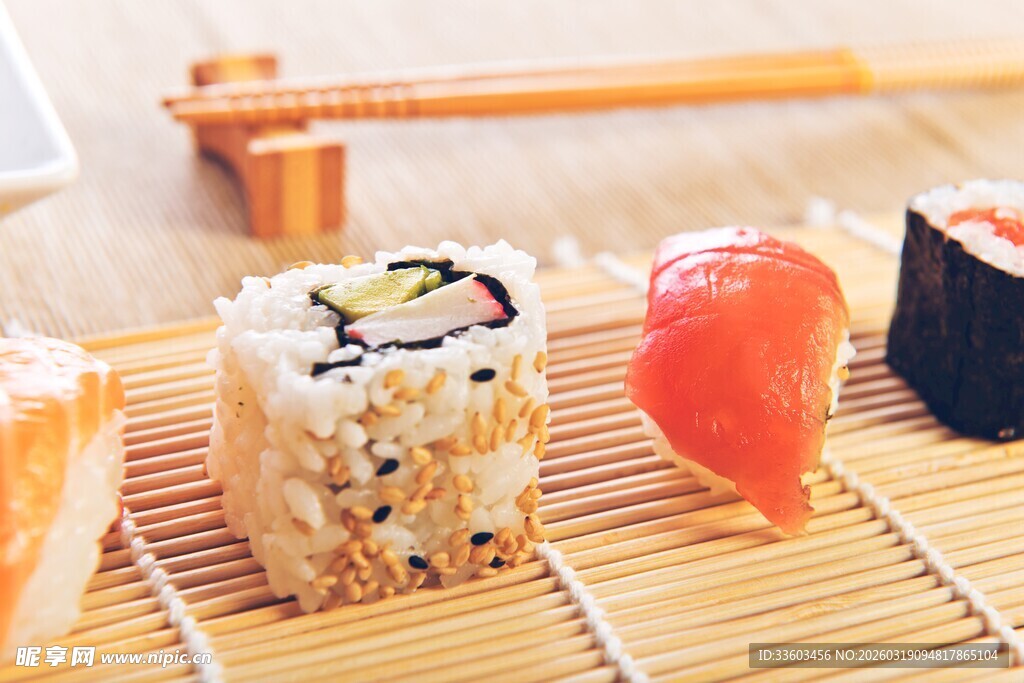 美味寿司摆放在竹席上