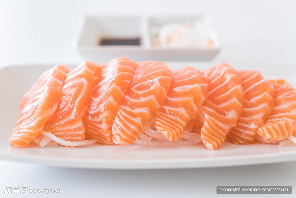 新鲜三文鱼刺身摆盘