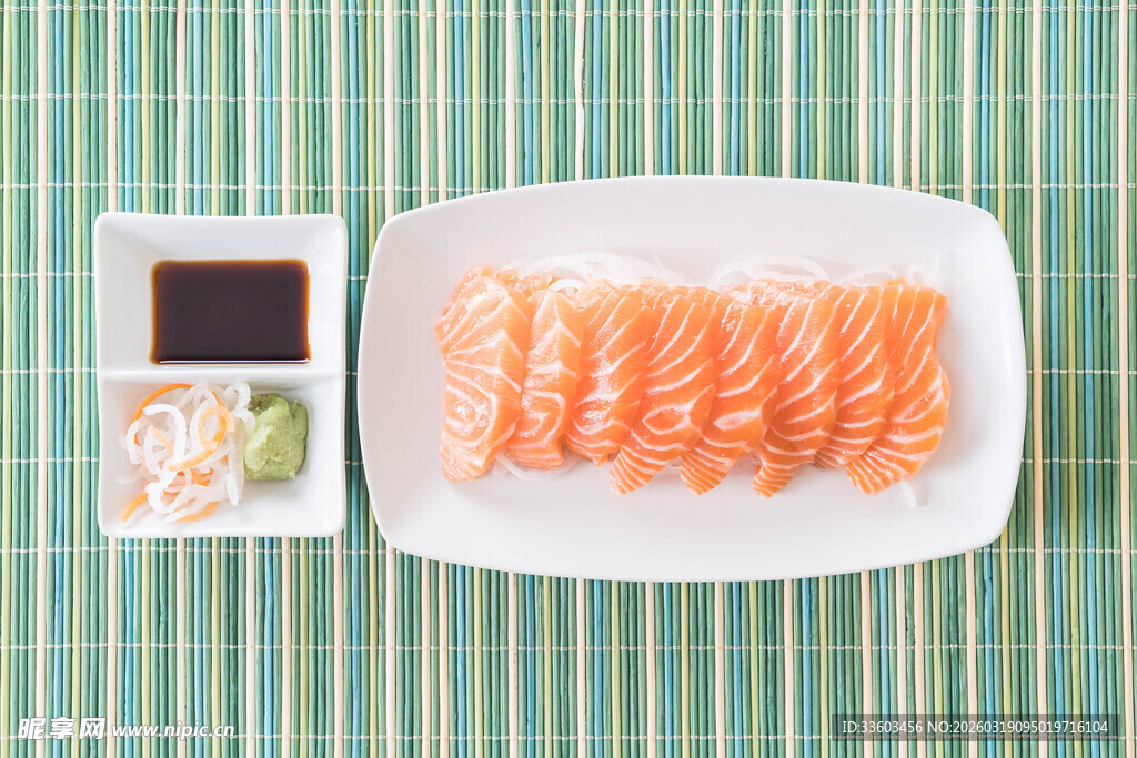 新鲜三文鱼刺身摆盘