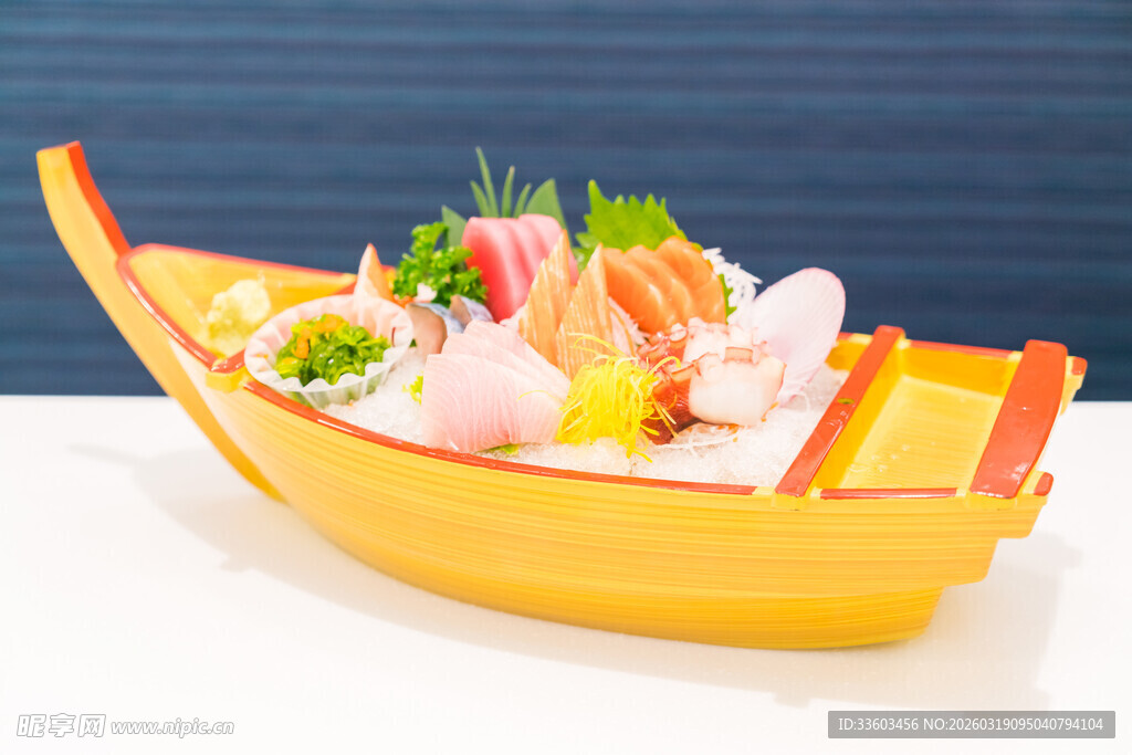 小船造型的精致寿司拼盘