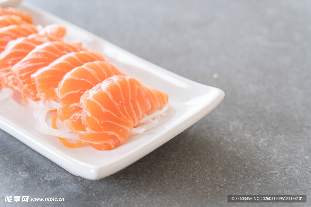 新鲜三文鱼刺身