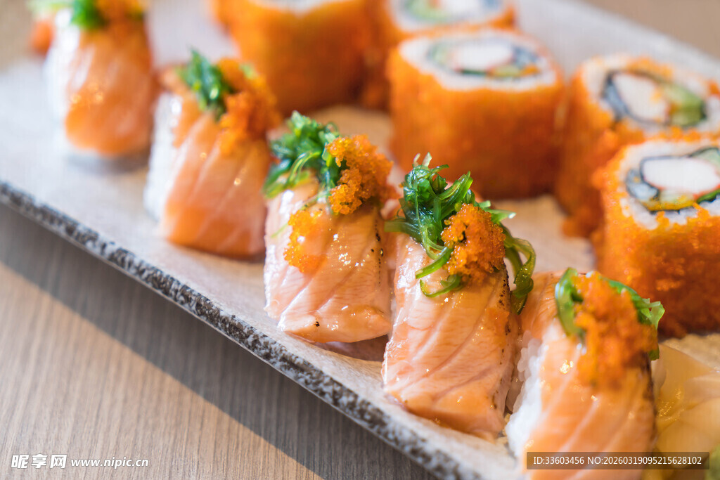美味三文鱼寿司拼盘