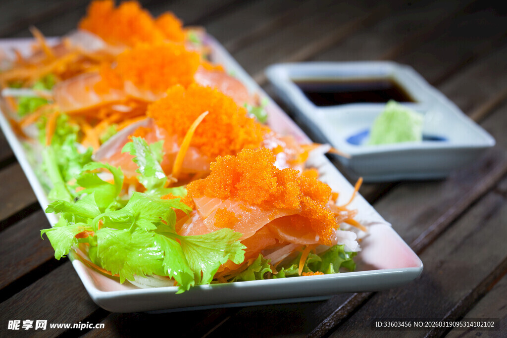 美味三文鱼刺身拼盘