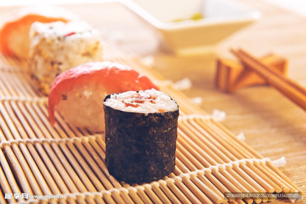 美味寿司摆放在竹制垫上