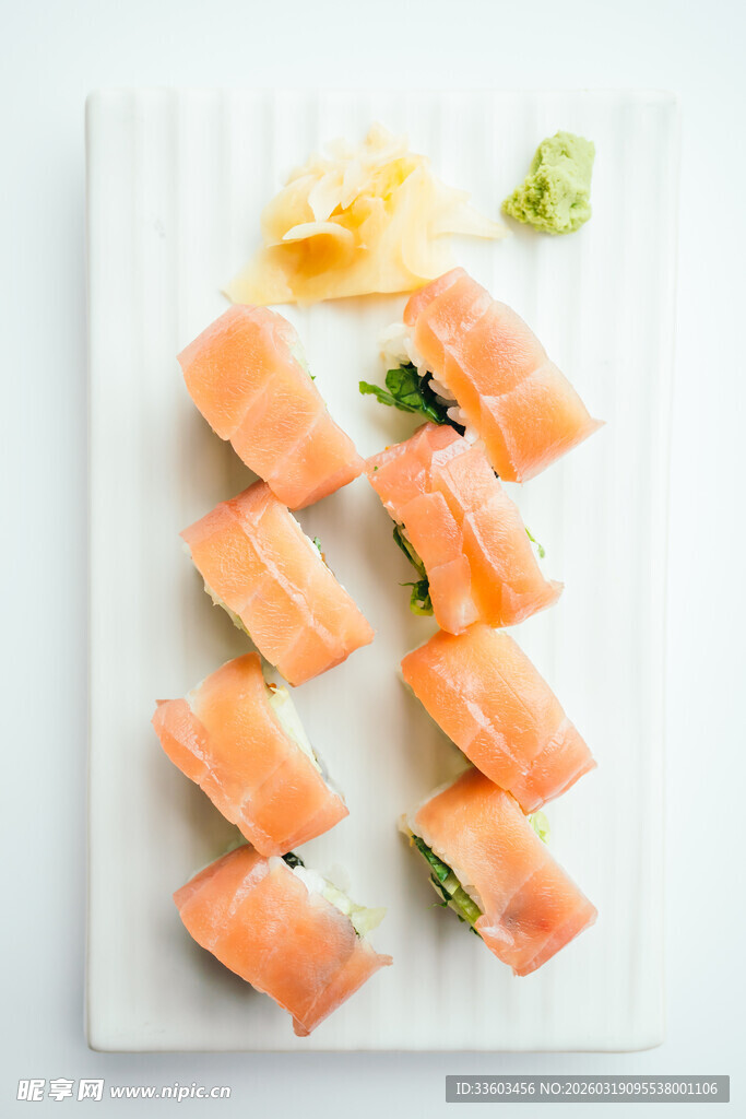 美味三文鱼寿司摆盘