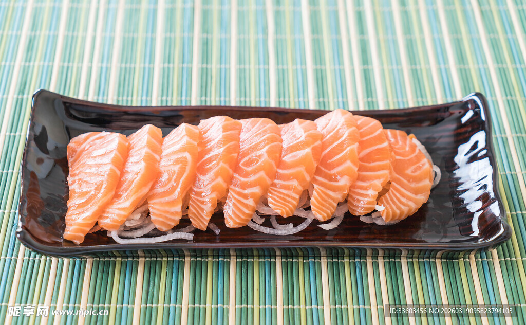 美味三文鱼寿司摆盘