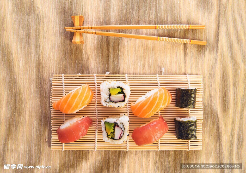 精致寿司组合摆放在竹制盘上