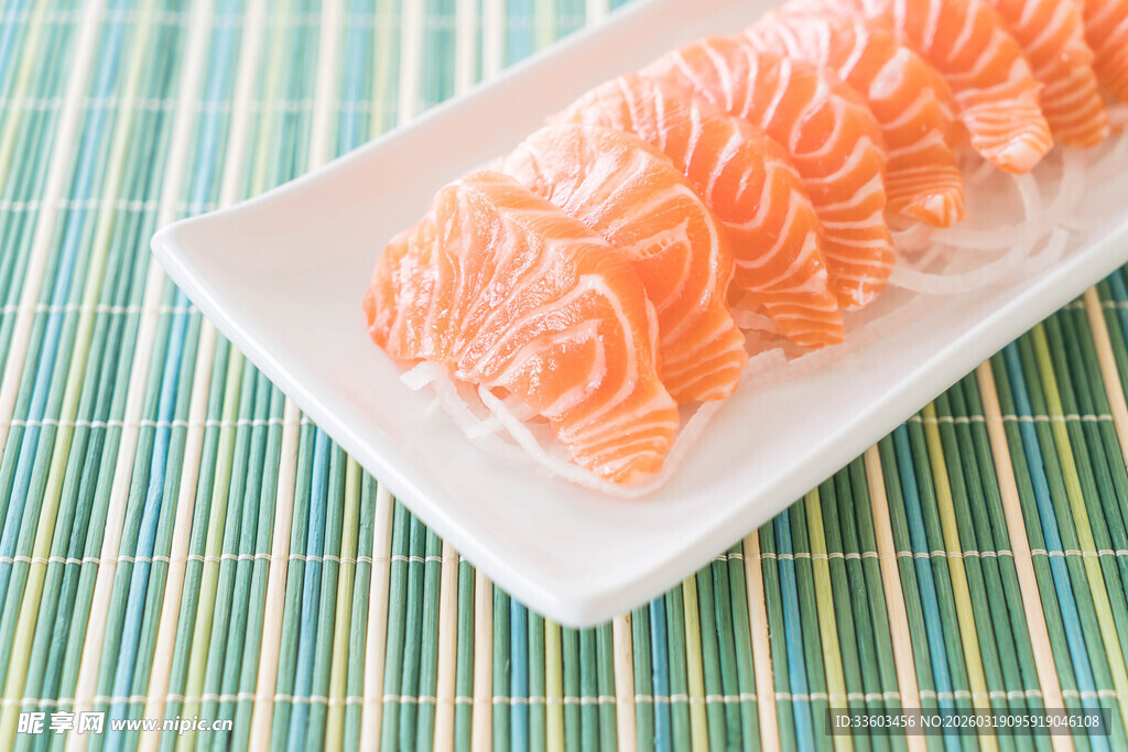 新鲜三文鱼刺身摆盘