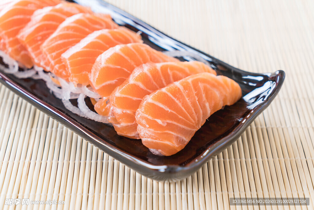 美味三文鱼寿司摆盘