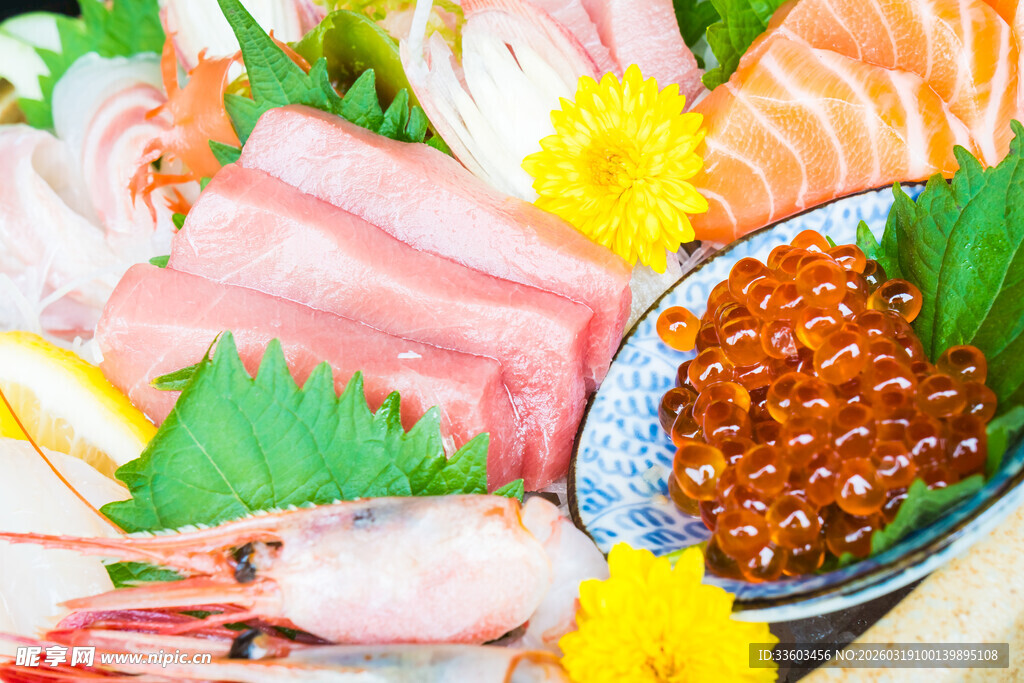 新鲜多样日式刺身拼盘