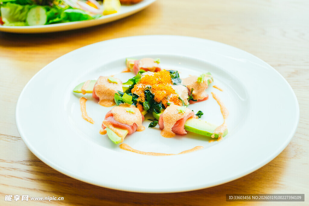 精致摆盘的美味海鲜沙拉