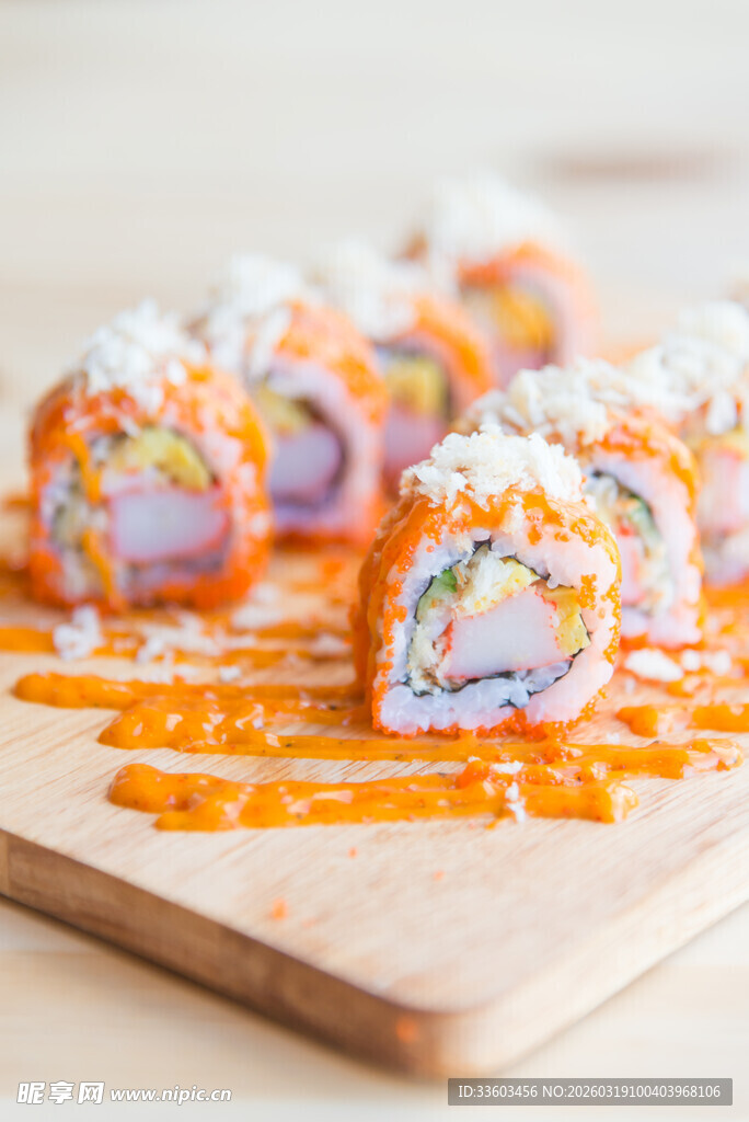 美味寿司卷摆放在木板上