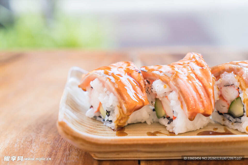 美味寿司卷摆放在木盘上