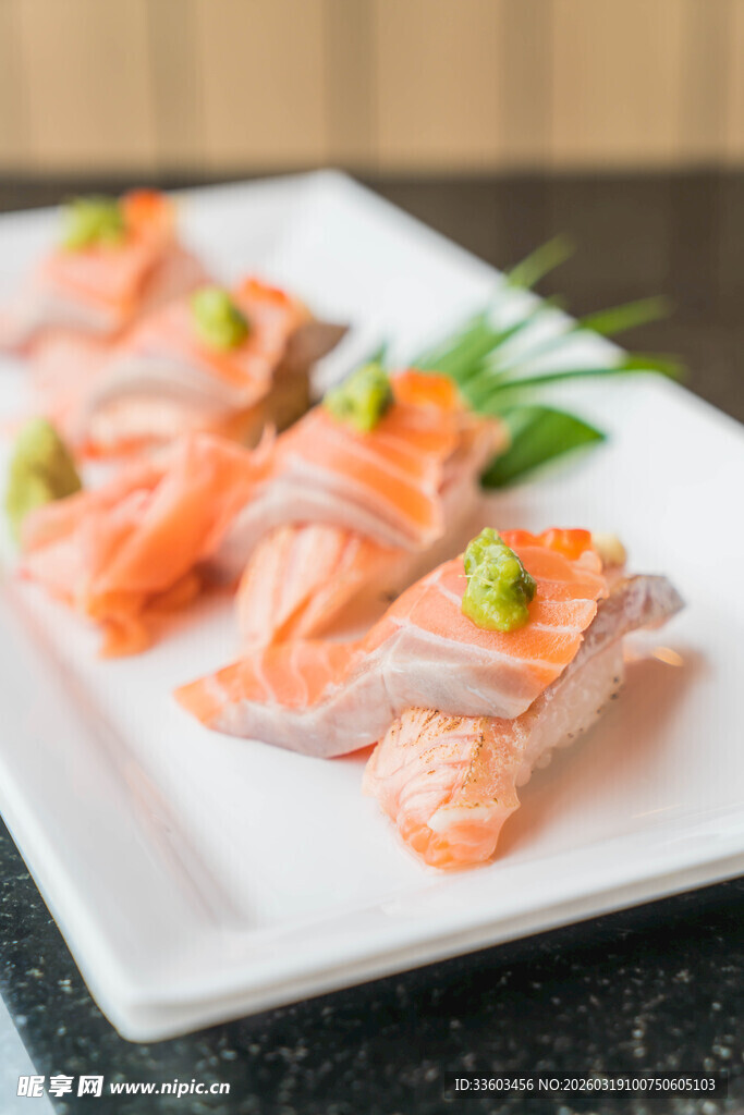 美味三文鱼刺身摆盘