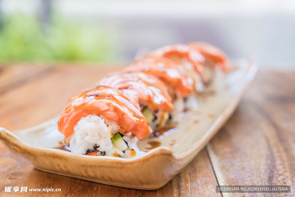 美味寿司卷摆放在木盘上