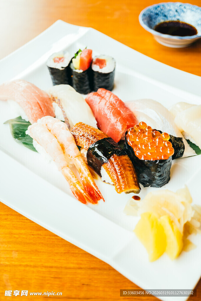 多样寿司拼盘美食展示