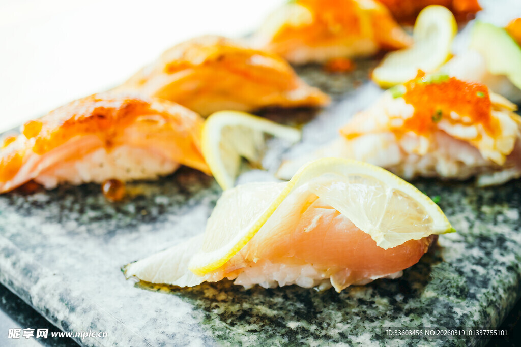 美味三文鱼寿司拼盘