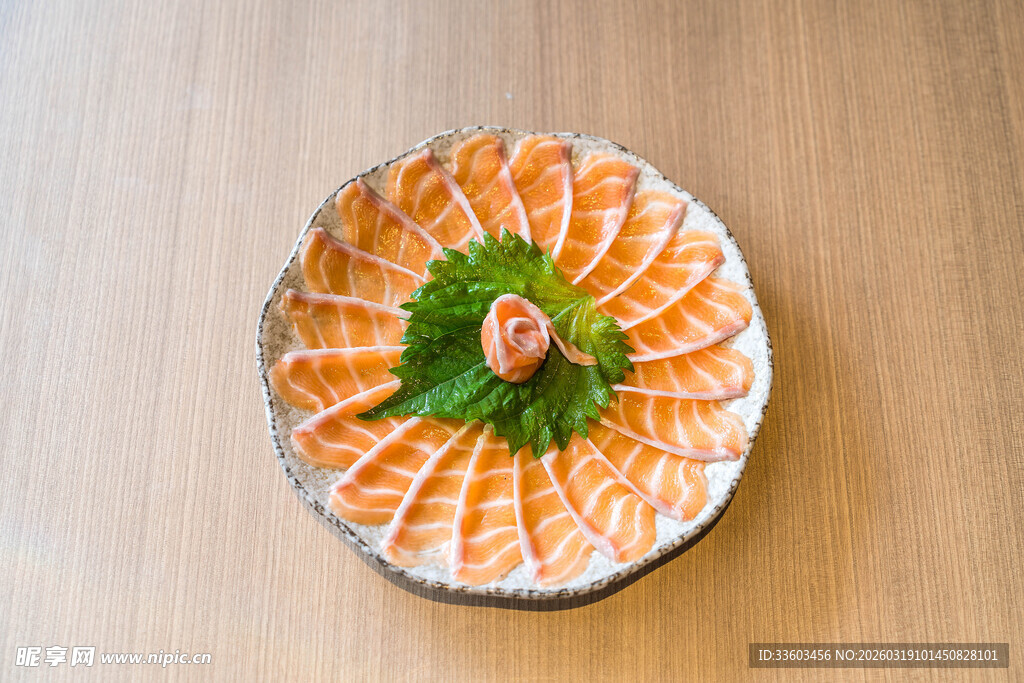 精美摆盘的三文鱼刺身拼盘