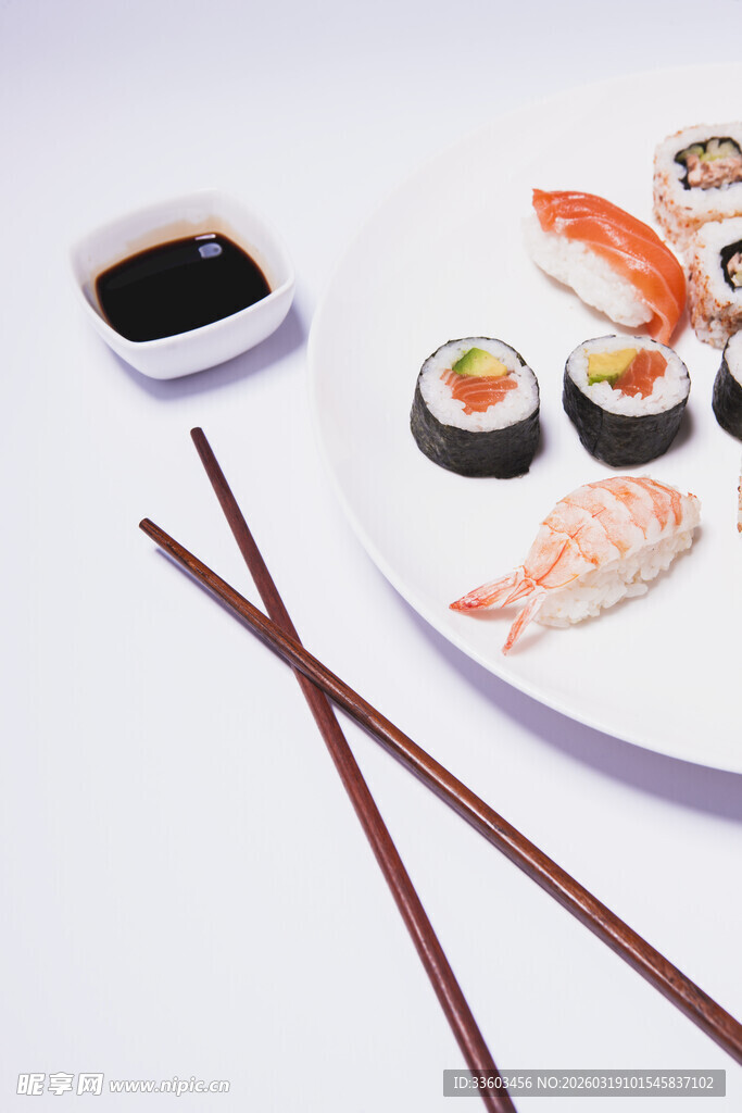 精致寿司套餐与搭配餐具