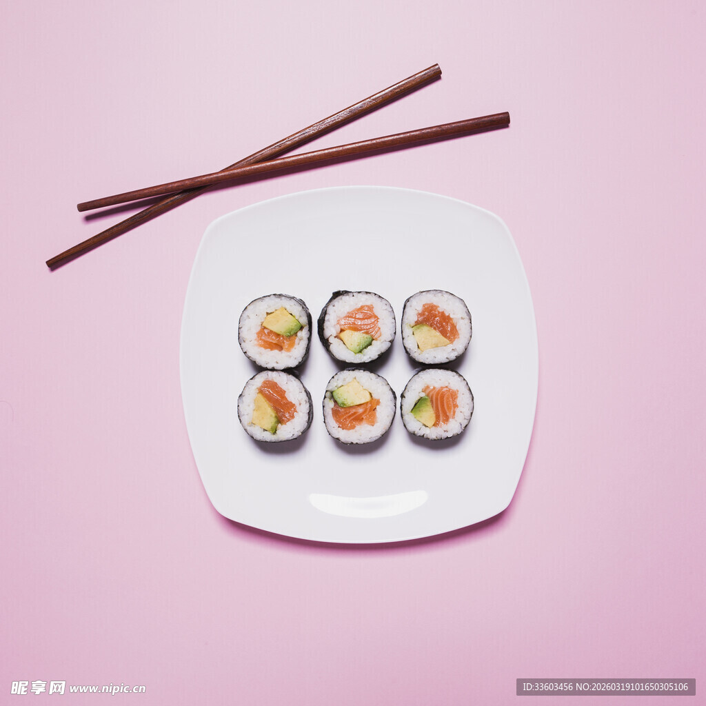 粉色背景下的美味寿司卷