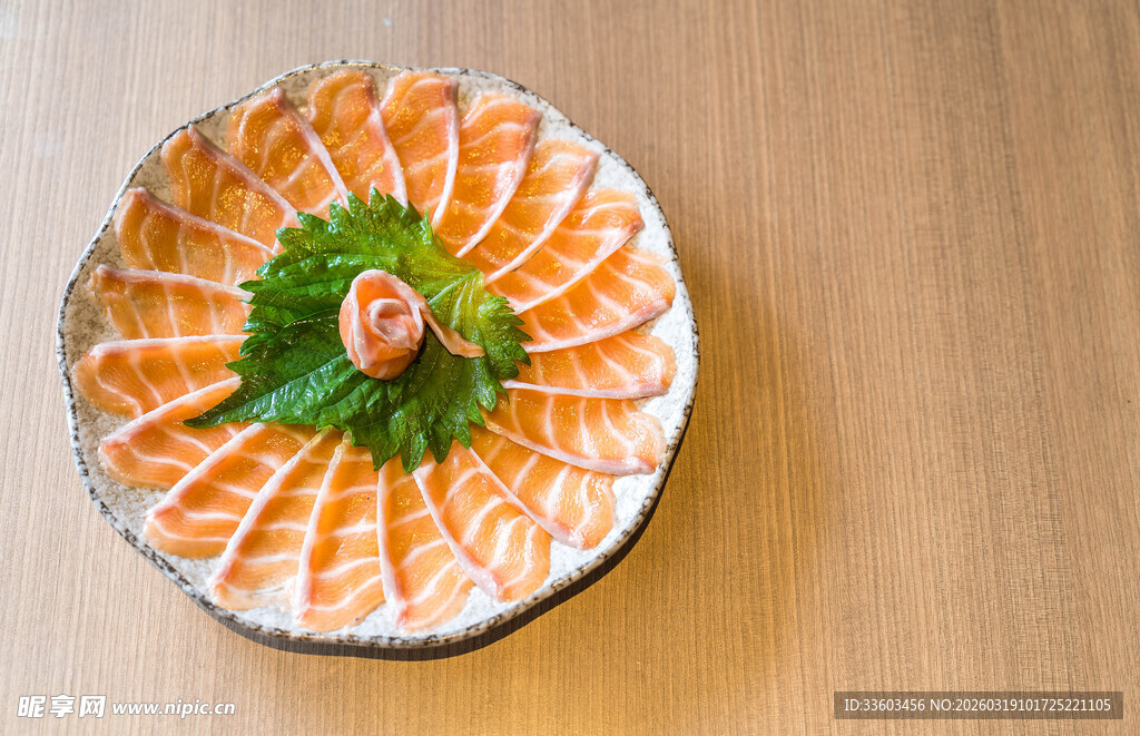 精美摆盘的三文鱼刺身