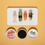 精致寿司摆盘与蘸料