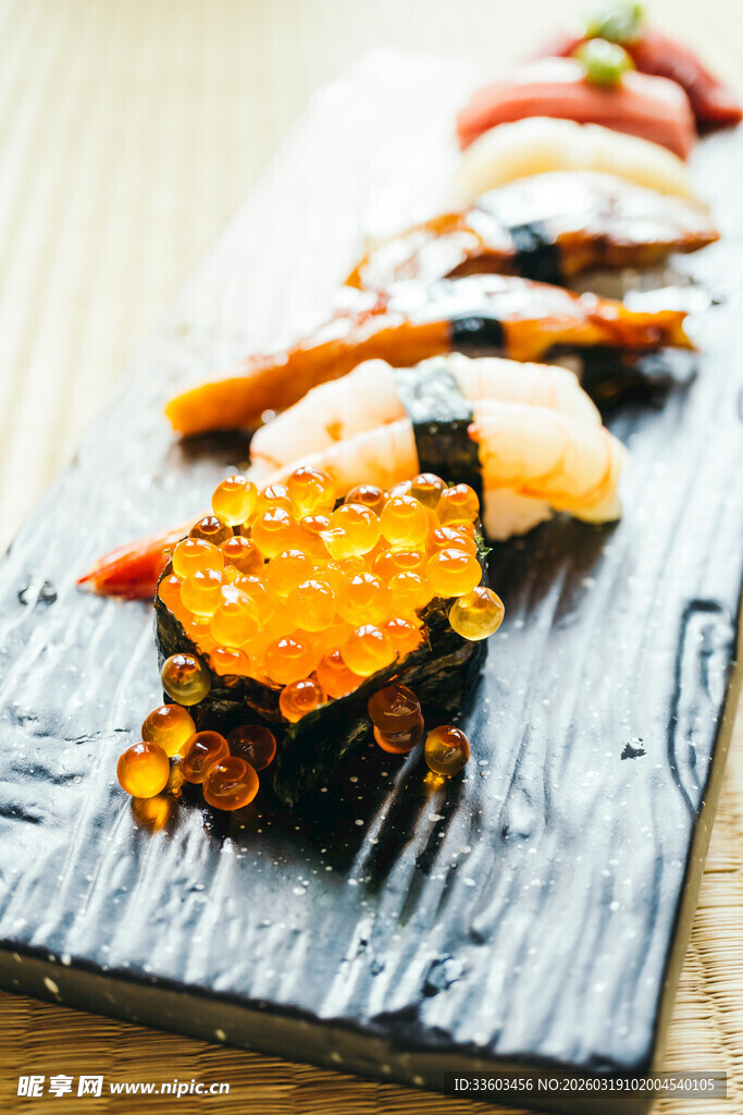 美味多样寿司拼盘展示