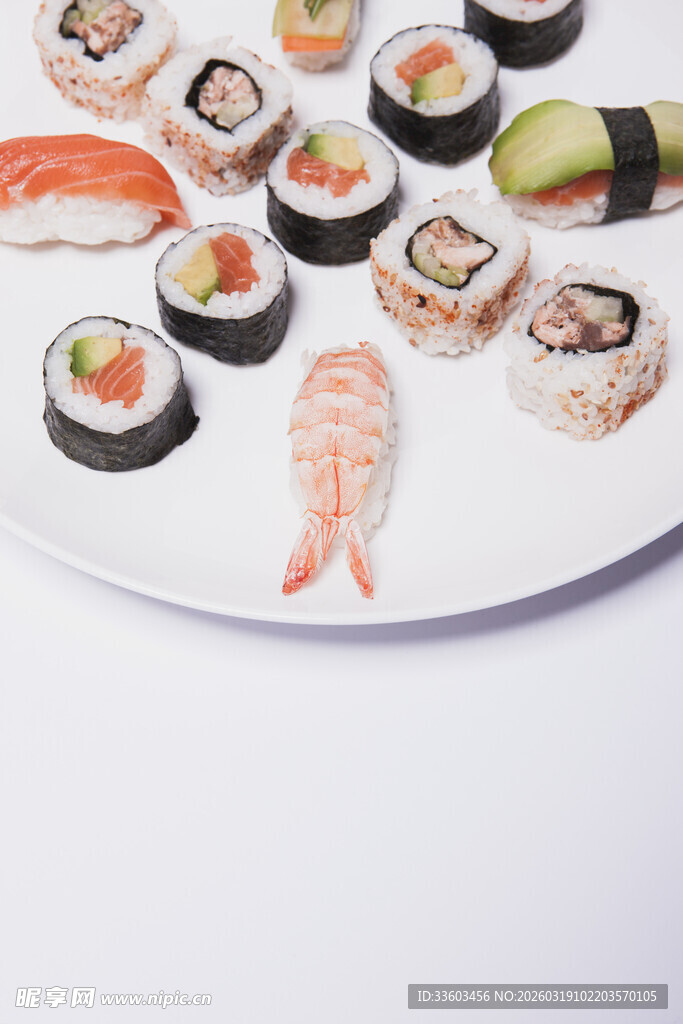 多样寿司拼盘展示