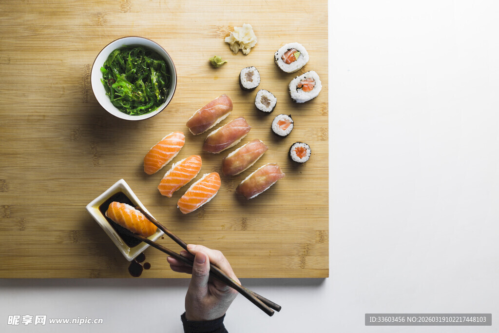 手拿筷子享用美味寿司