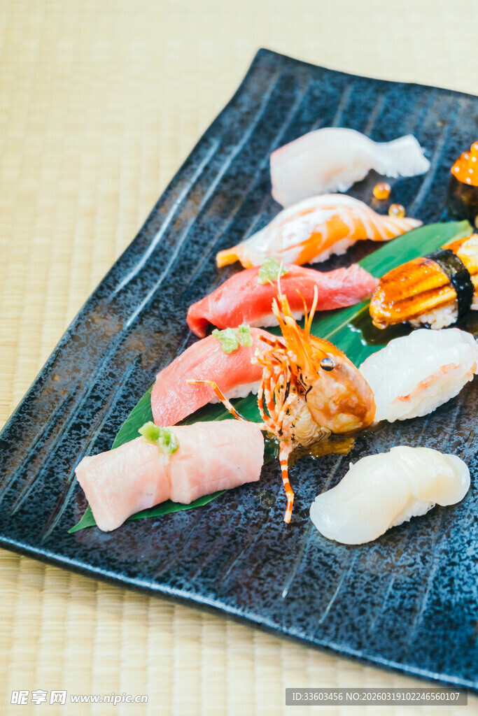 精致多样寿司拼盘