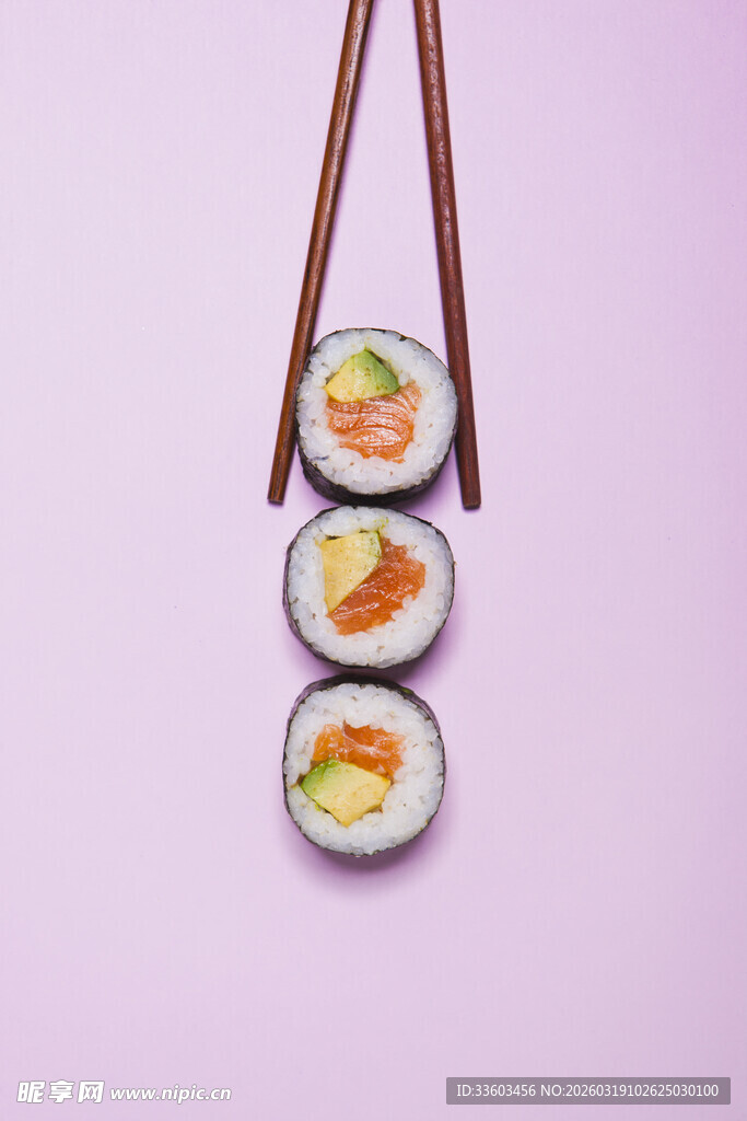 三枚寿司挂于筷子上