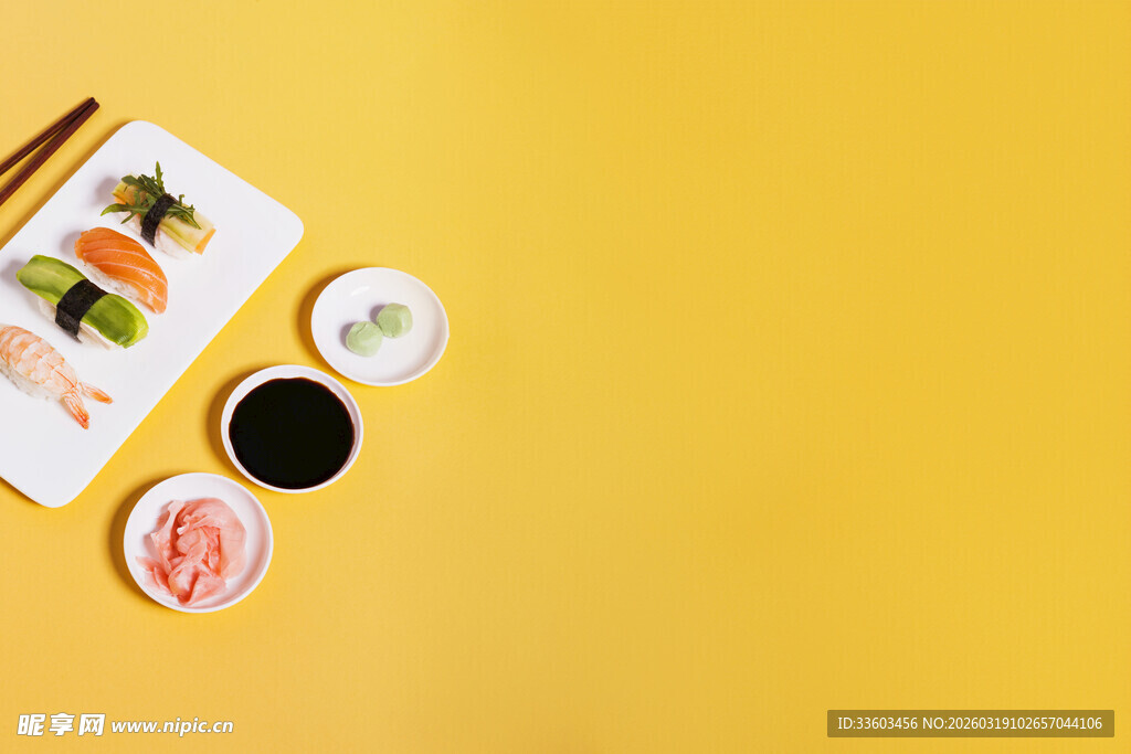 黄色背景下的精致寿司组合