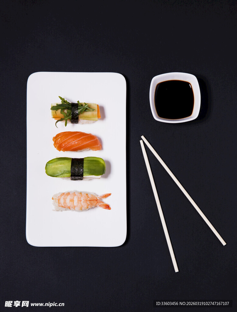 精致寿司摆盘与餐具